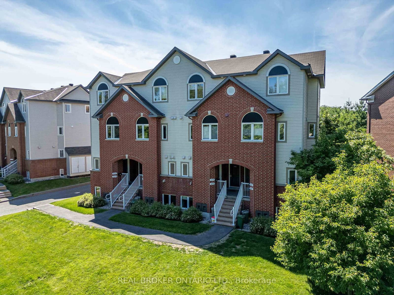 Photo of London Terrace in Ottawa · Manor Park