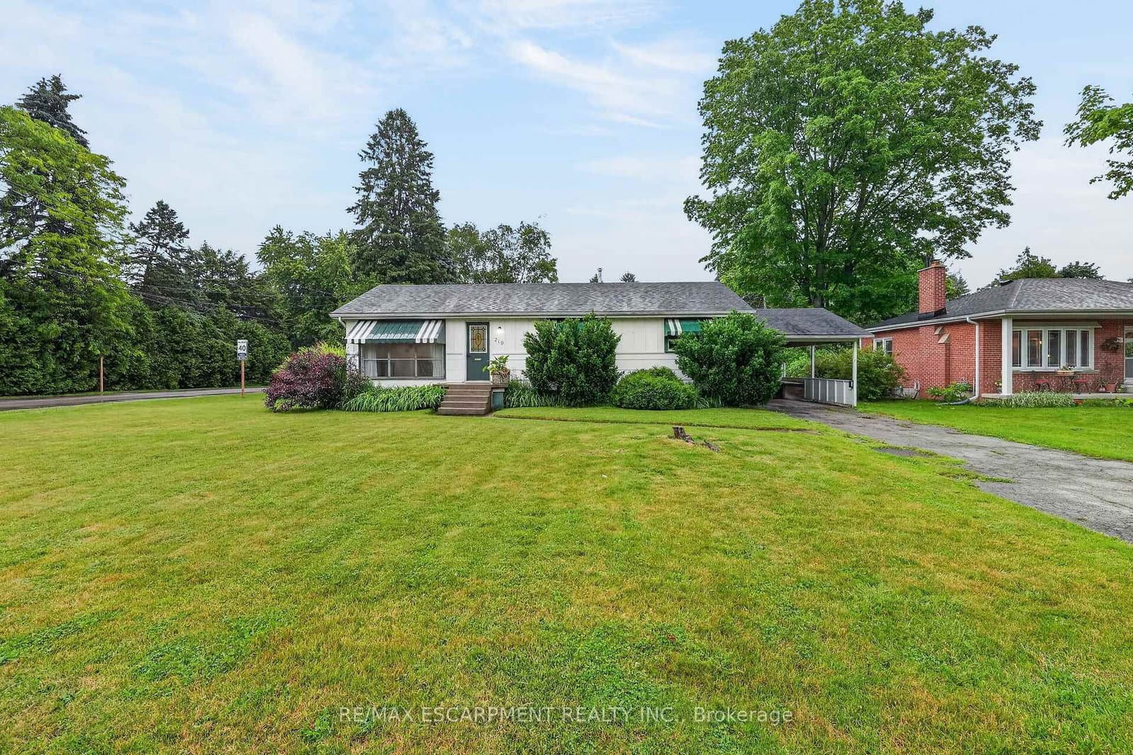 Fiddler's Green Road in Hamilton · Ancaster — photo 2