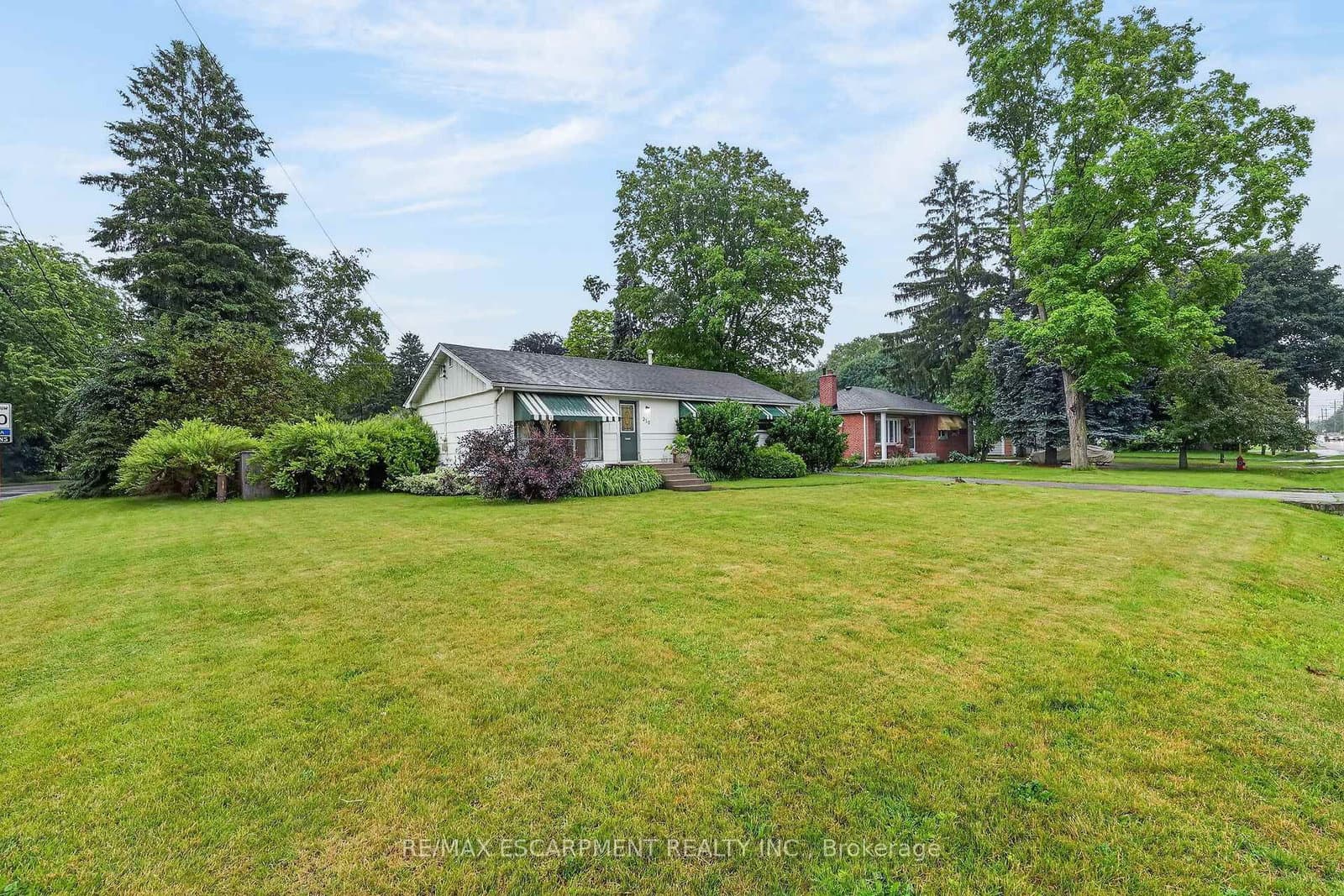 Fiddler's Green Road in Hamilton · Ancaster — photo 3