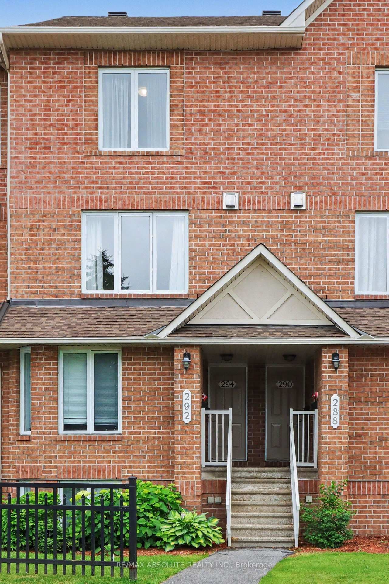 Photo of Cresthaven Drive in Ottawa · Barrhaven East