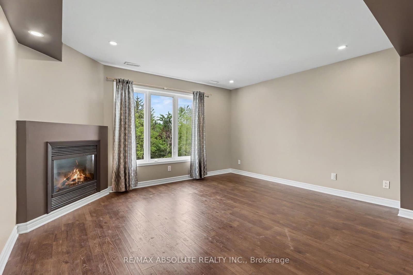 Cresthaven Drive in Ottawa · Barrhaven East — photo 3