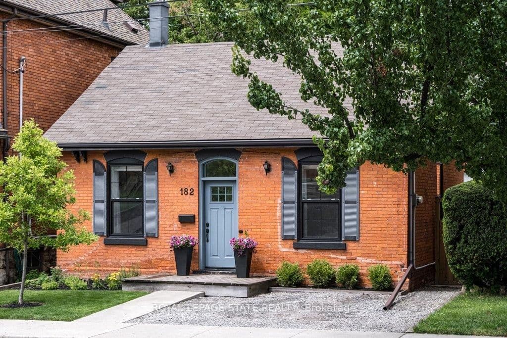 Photo of Charlton Avenue in Hamilton · Durand