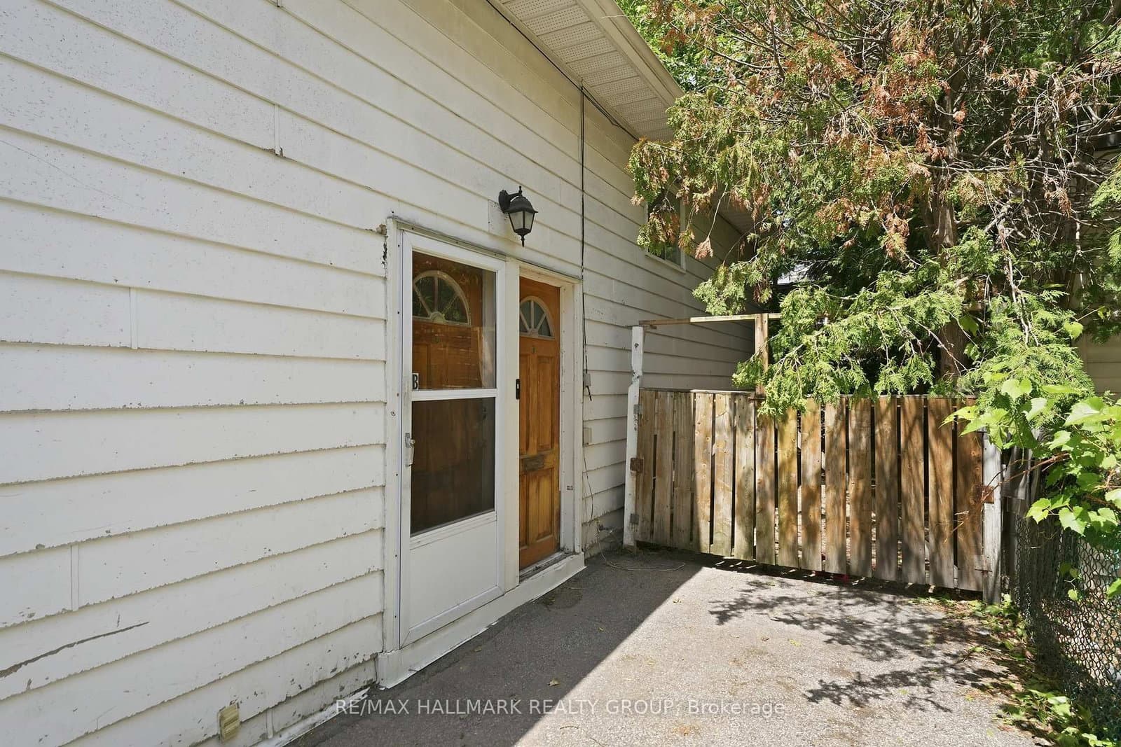 Deschamps Avenue in Ottawa · Vanier — photo 2