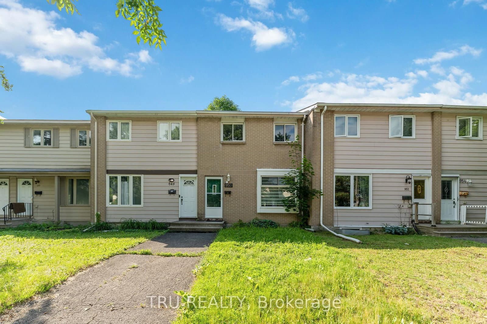 Photo of Meadowlands Drive in Ottawa · Carleton Heights