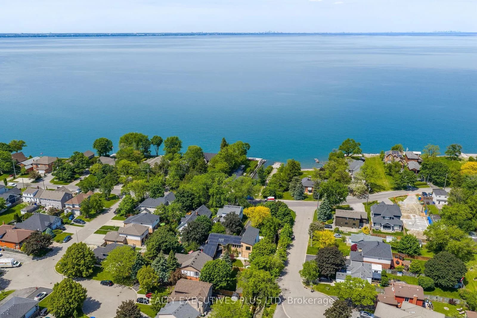 Lakeview Drive in Hamilton · Stoney Creek — photo 2