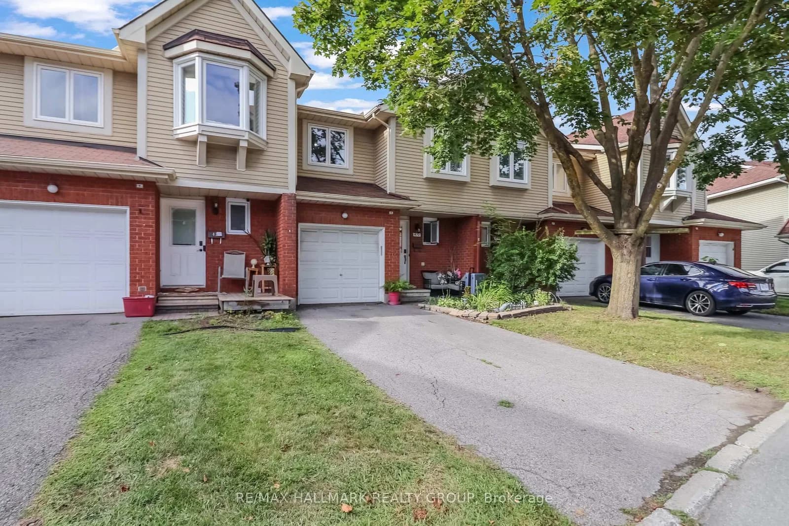 Valade Crescent in Ottawa · Fallingbrook/Pineridge — photo 2