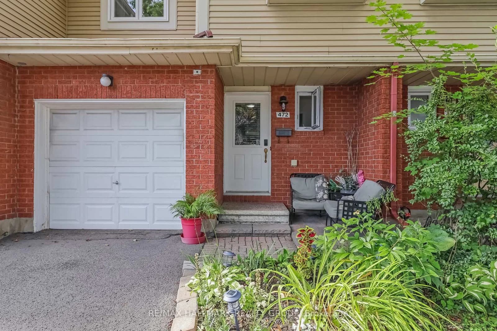 Valade Crescent in Ottawa · Fallingbrook/Pineridge — photo 3