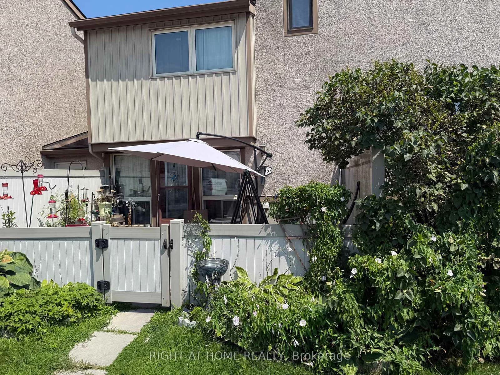 Stonehenge Crescent in Ottawa · Pineview — photo 3