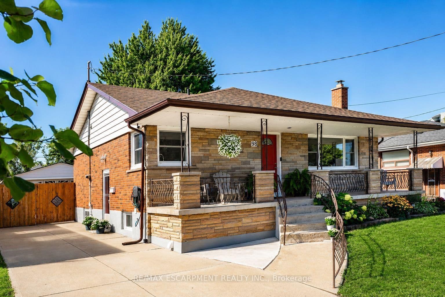 Duncombe Drive in Hamilton · Hill Park — photo 2