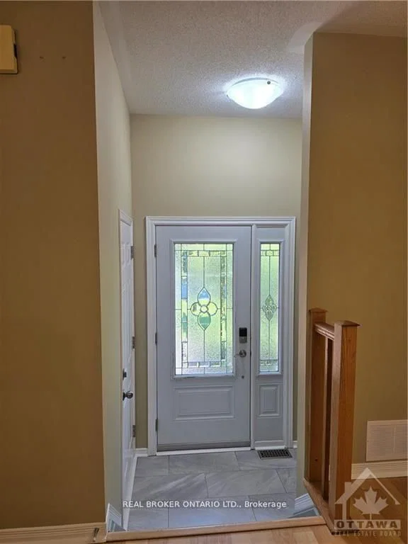 Piper Crescent in Ottawa · Kanata - Morgan's Grant/South March — photo 3