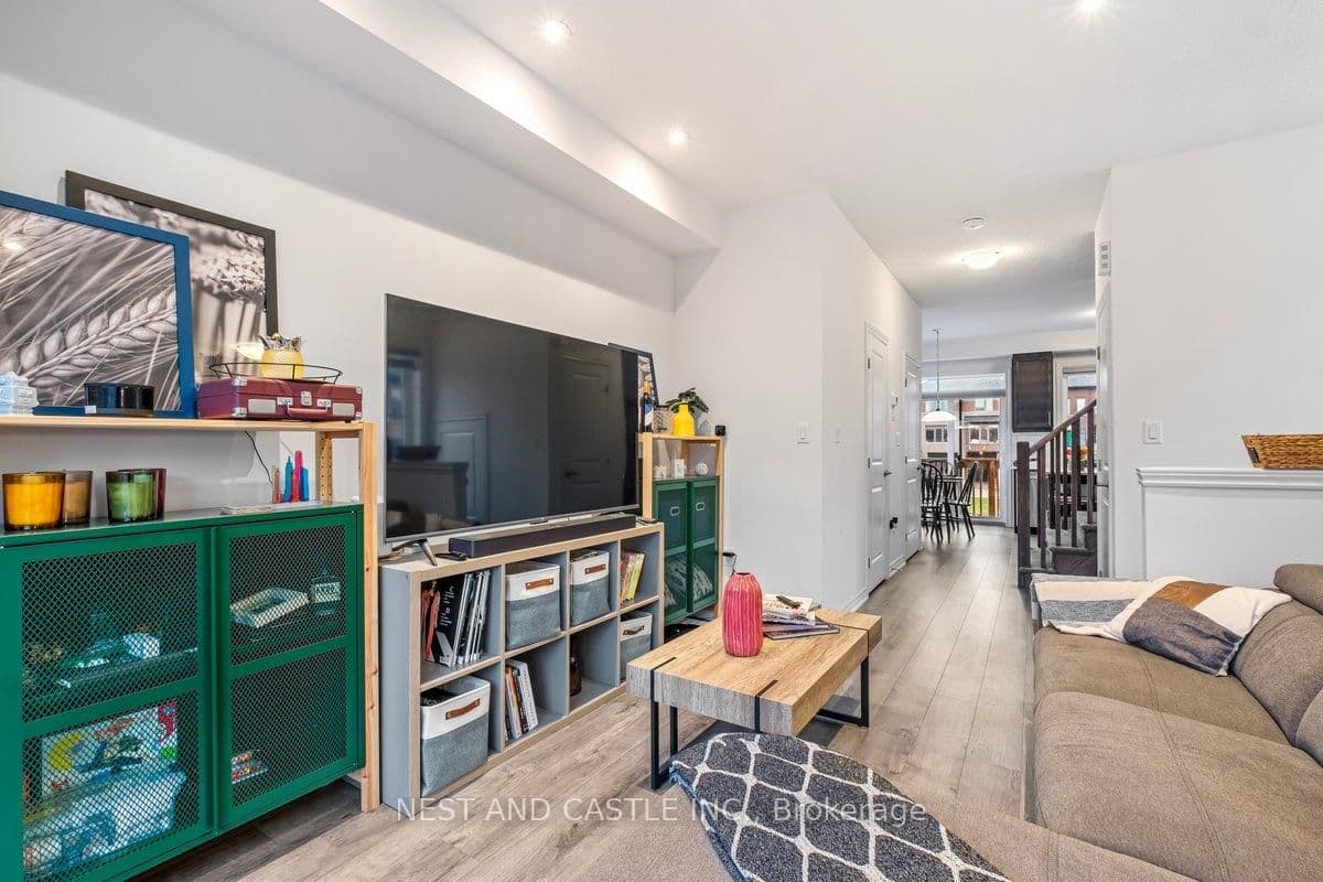 Soho Street in Hamilton · Stoney Creek Mountain — photo 3
