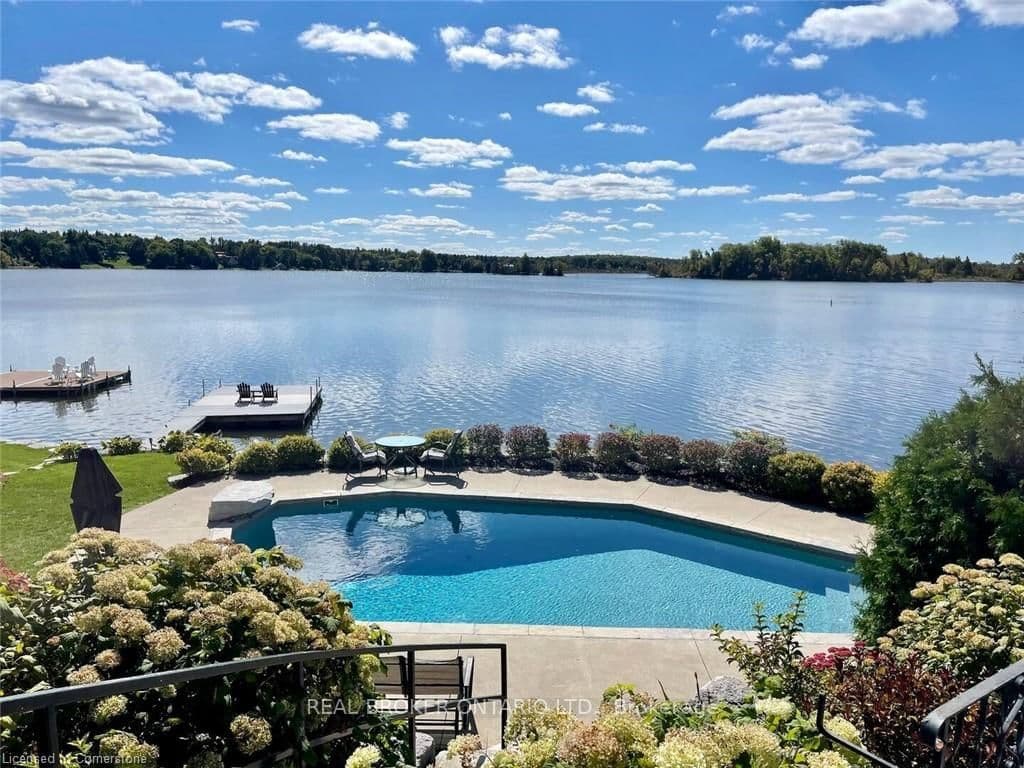 Photo of Lake Avenue in Puslinch · Puslinch Lake Settlement Areas