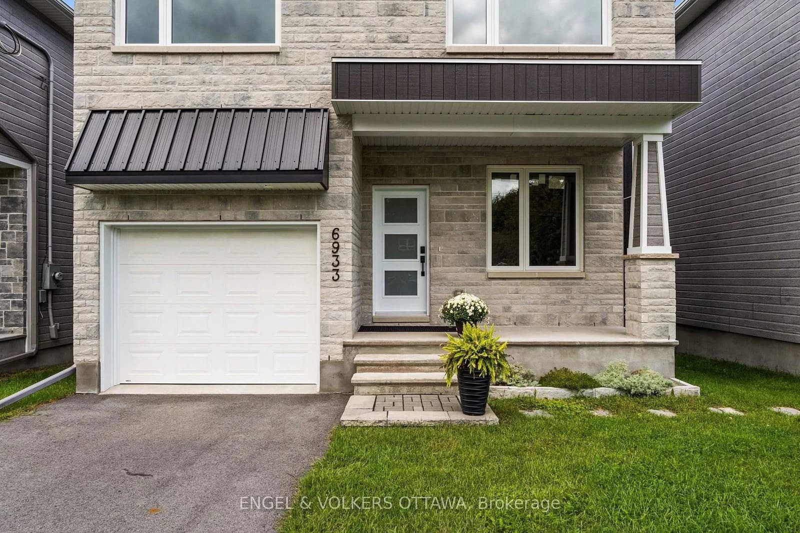 Notre Dame Street in Ottawa · Chateauneuf — photo 2
