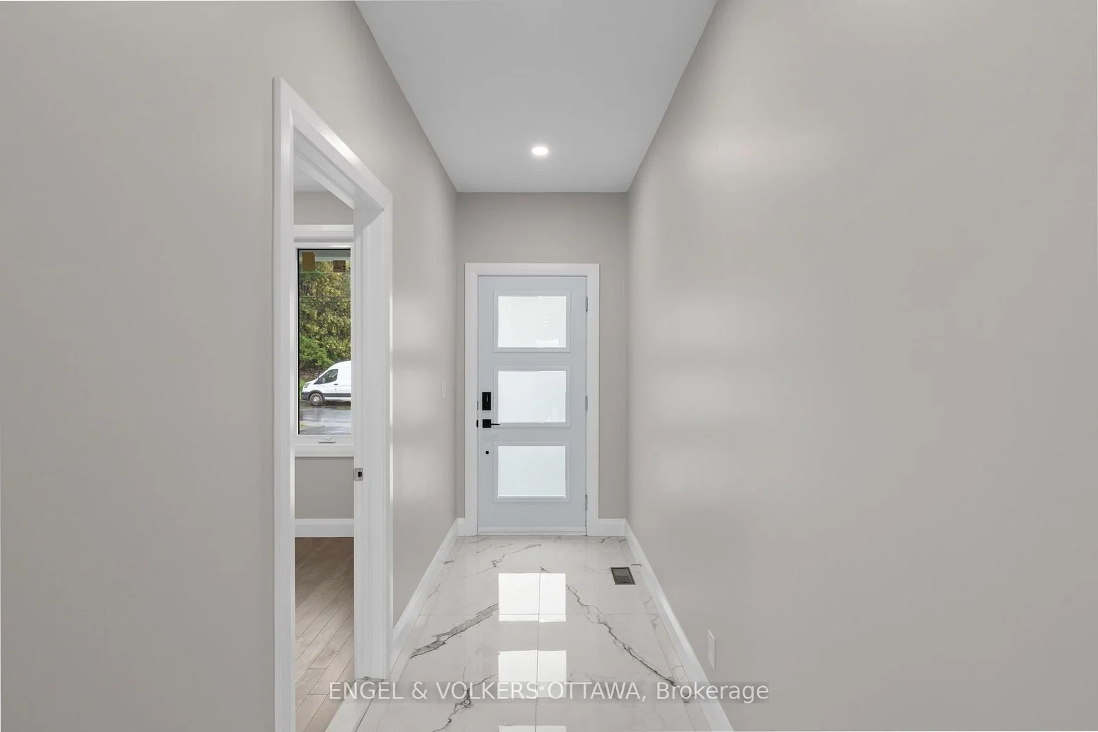 Notre Dame Street in Ottawa · Chateauneuf — photo 3