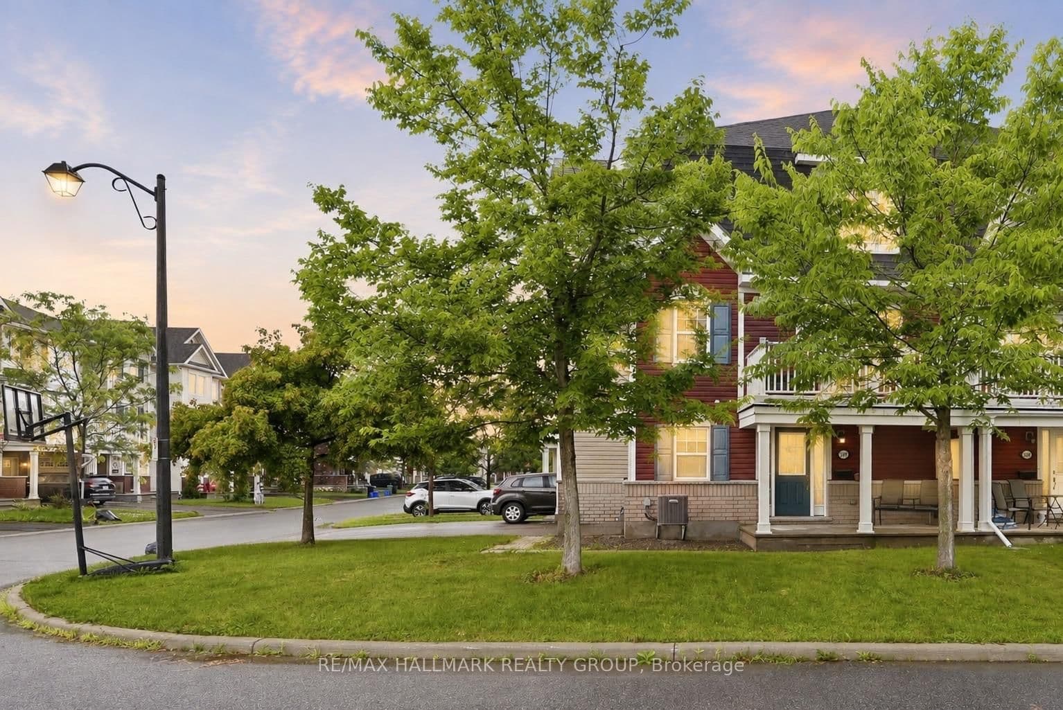 Foxlight Circle in Ottawa · Kanata - Emerald Meadows/Trailwest — photo 2