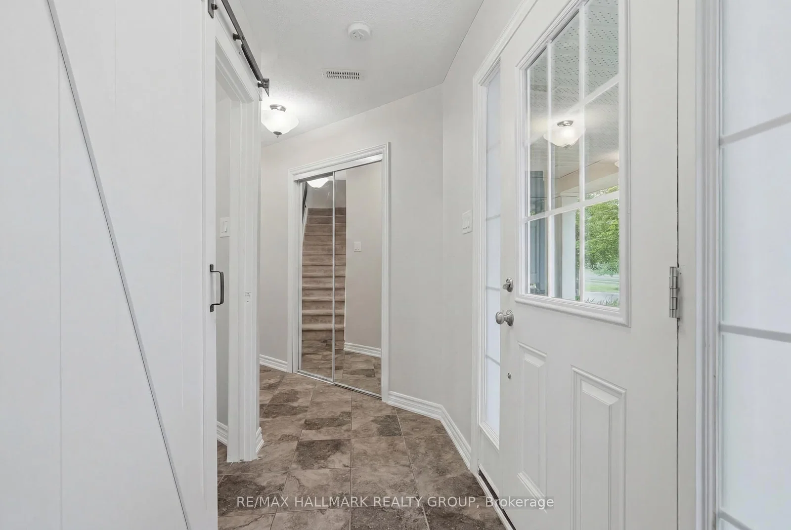 Foxlight Circle in Ottawa · Kanata - Emerald Meadows/Trailwest — photo 3