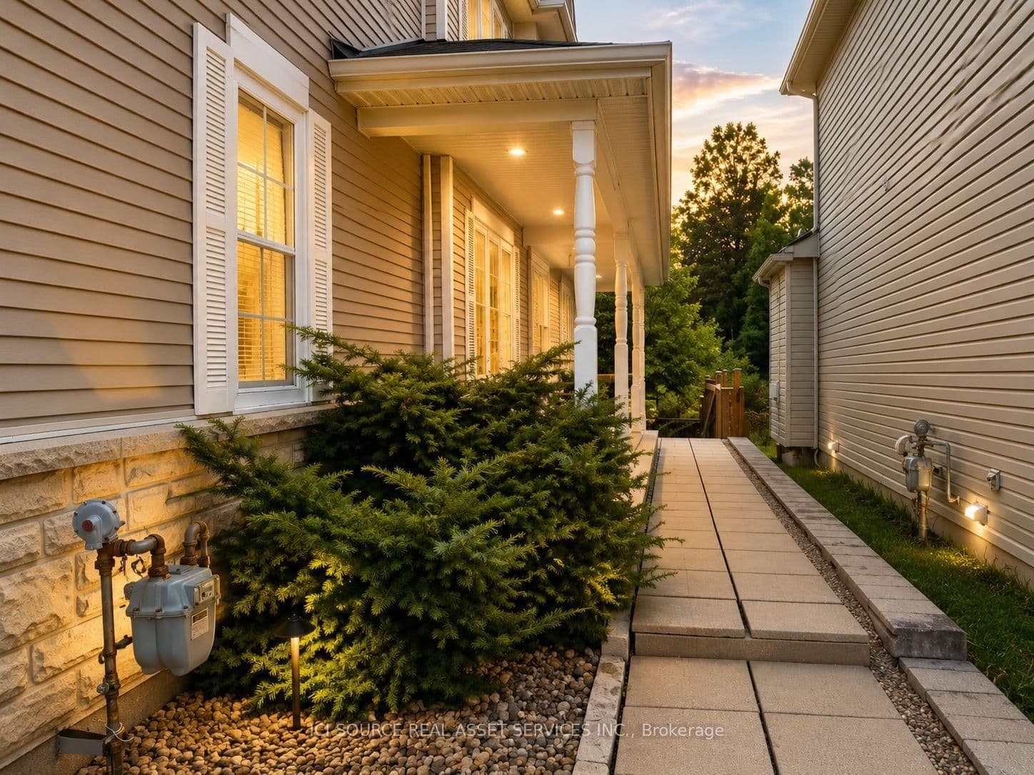 Wisteria Crescent in Ottawa · Hunt Club — photo 2