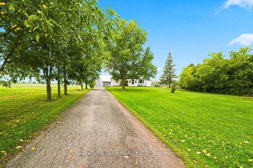 17 Highway in Cobden · Whitewater Region — photo 2