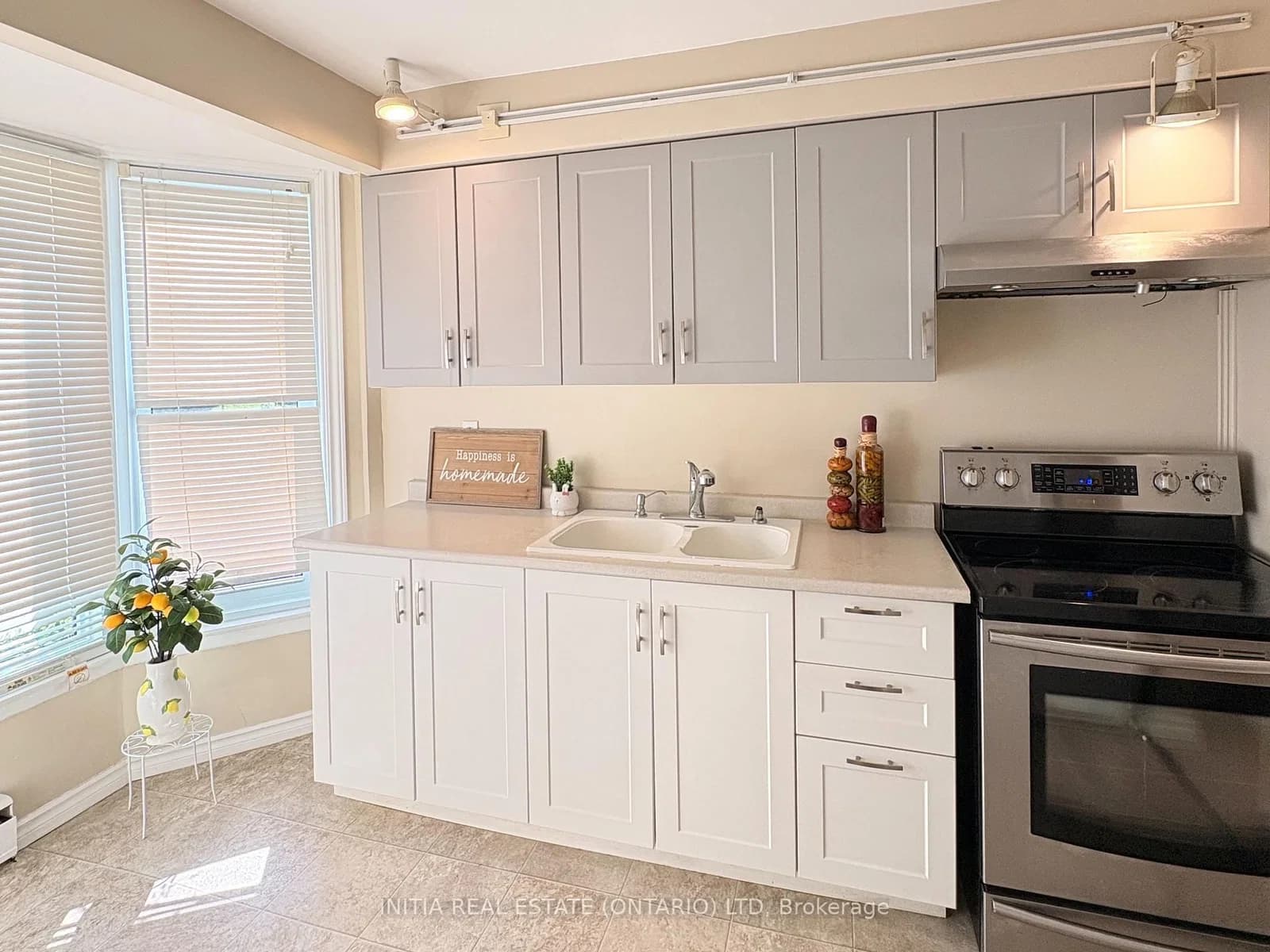 Arbour Glen Crescent in London East · East A — photo 3