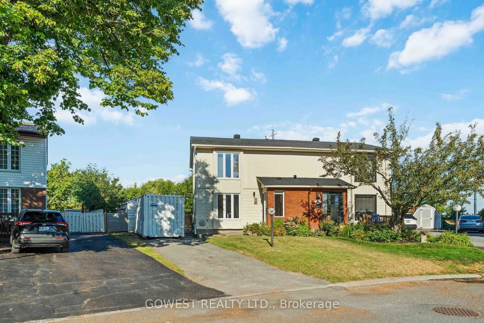 Fieldgate Drive in Ottawa · Barrhaven - Knollsbrook — photo 3