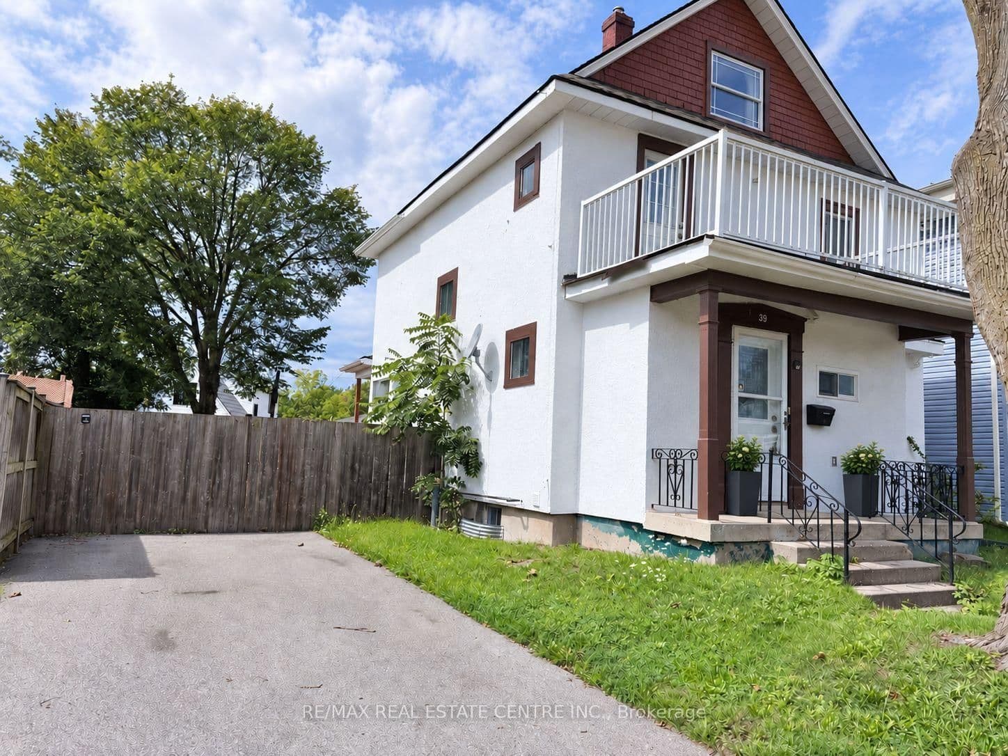 OAKLAND Avenue in Welland · Broadway — photo 2