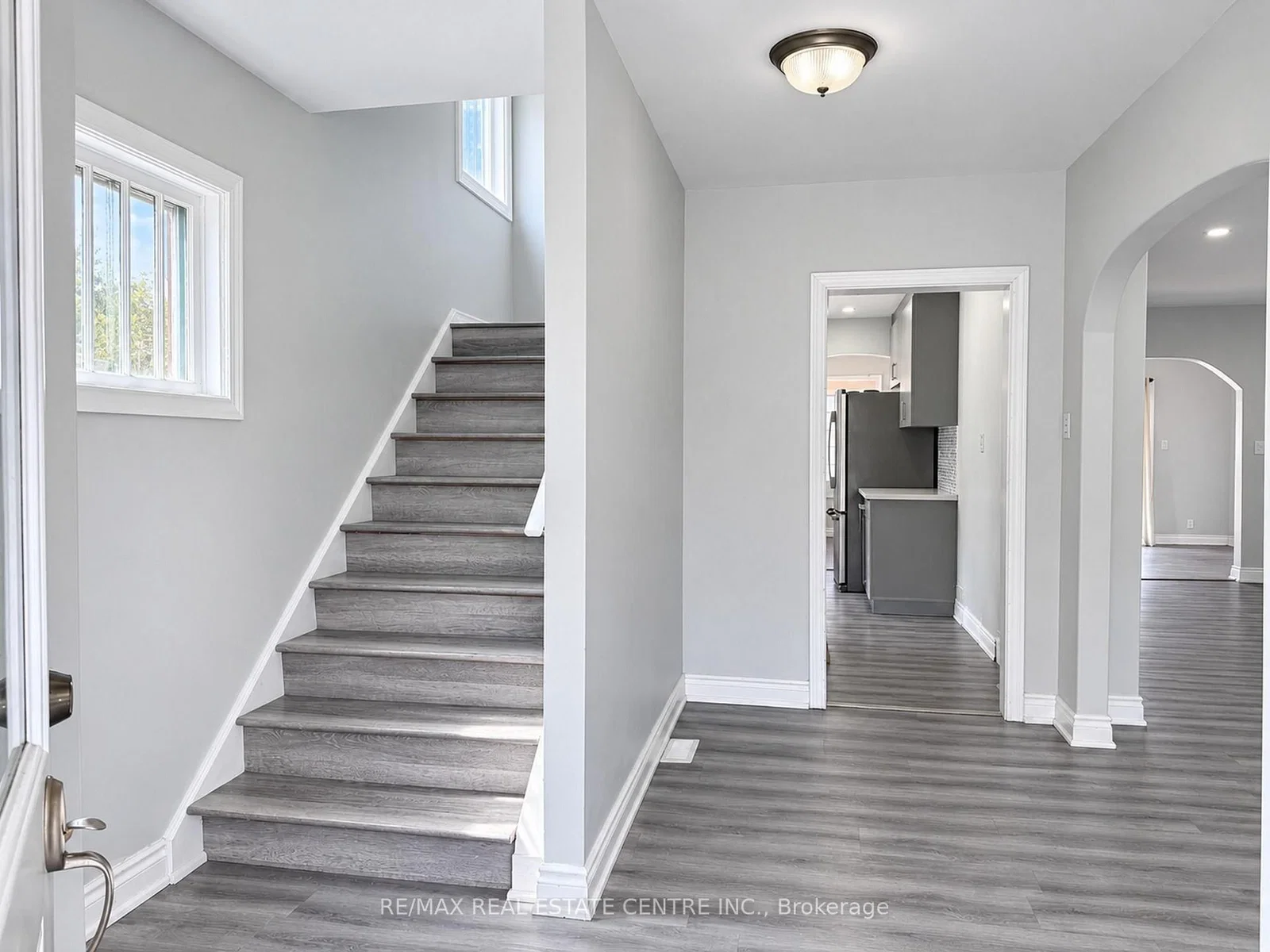 OAKLAND Avenue in Welland · Broadway — photo 3