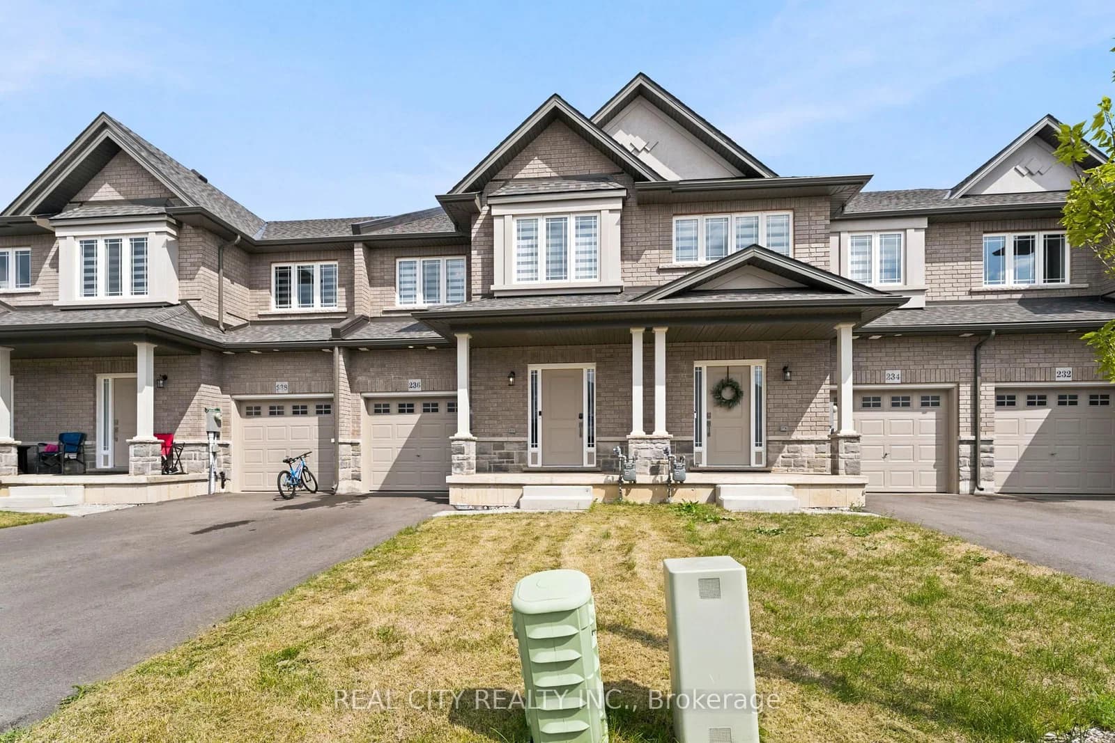 Rockledge Drive in Hamilton · Rural Glanbrook — photo 2
