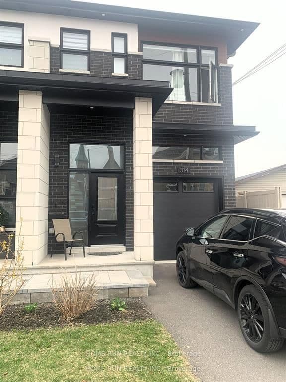 Photo of Cyr Avenue in Ottawa · Vanier