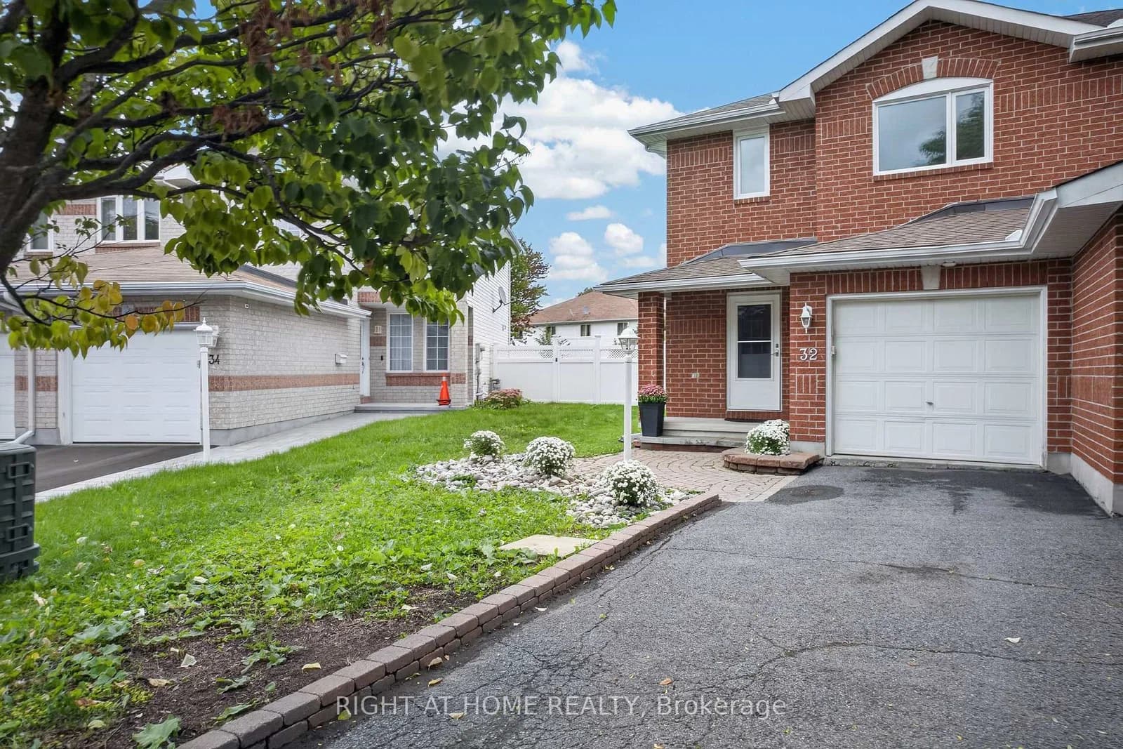 Photo of Saffron Court in Ottawa · Barrhaven - Longfields