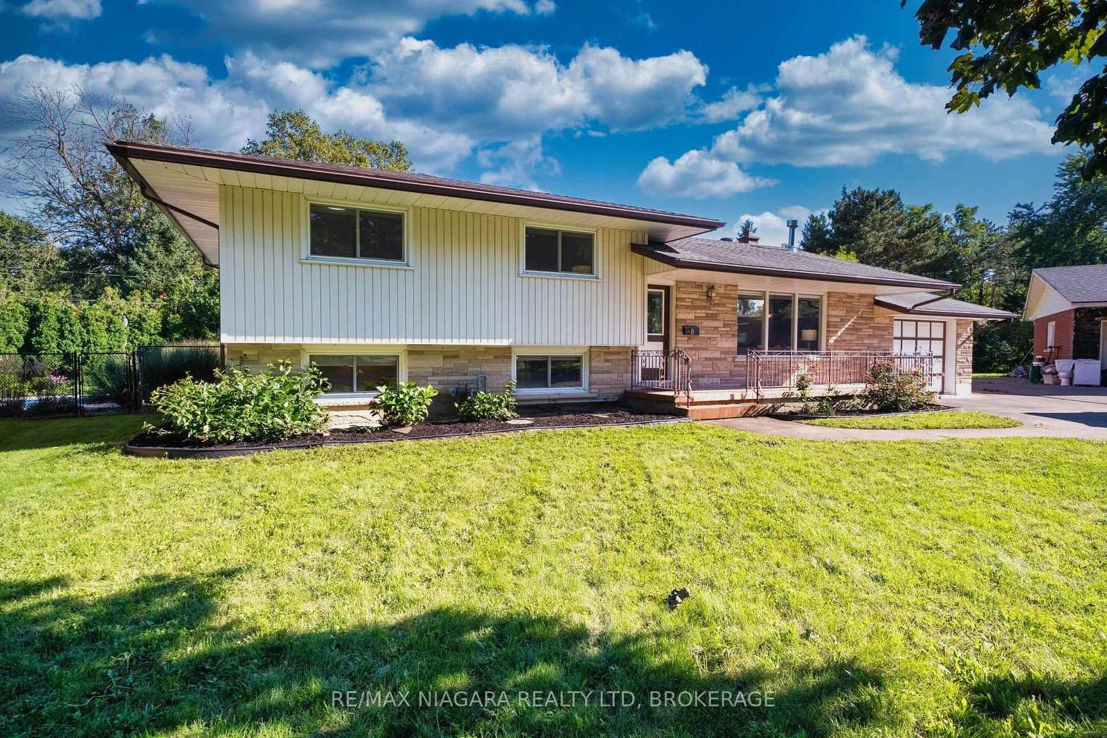 Fernwood Terrace in St. Catharines · Glendale/Glenridge — photo 3
