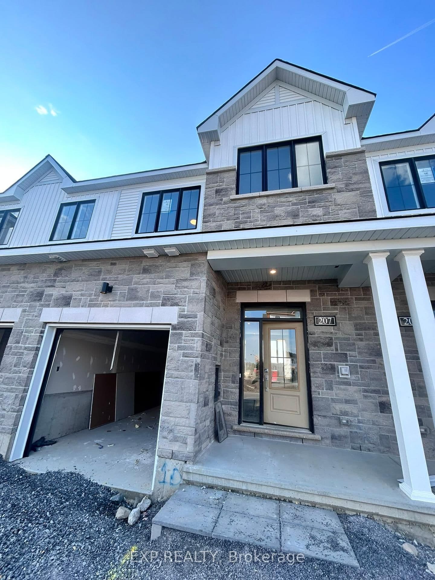 Photo of bankside Way in Barrhaven · Half Moon Bay