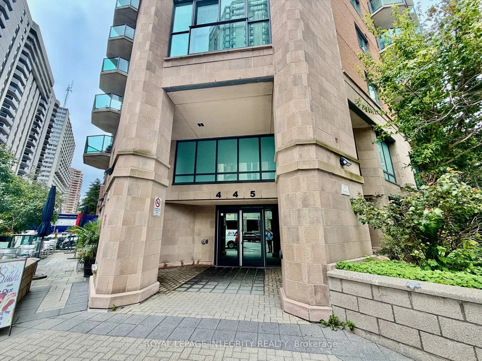 Laurier Avenue in Ottawa · Ottawa Centre — photo 3