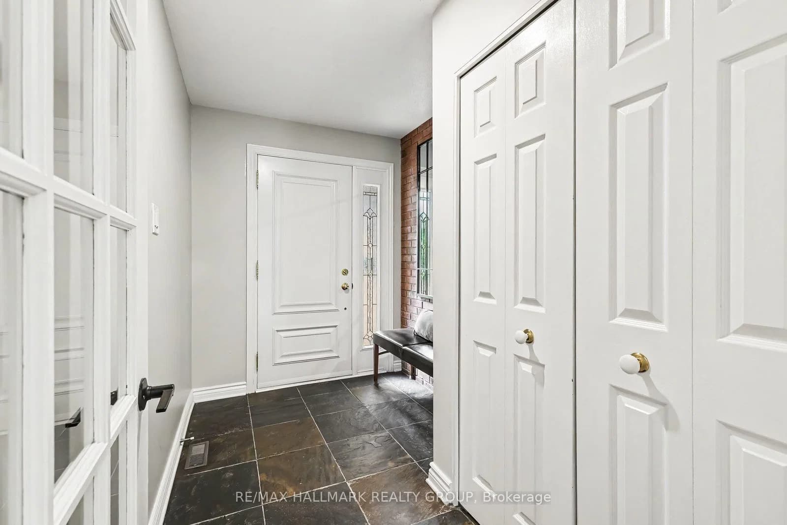 Teslin Court in Orleans · Chateauneuf — photo 2