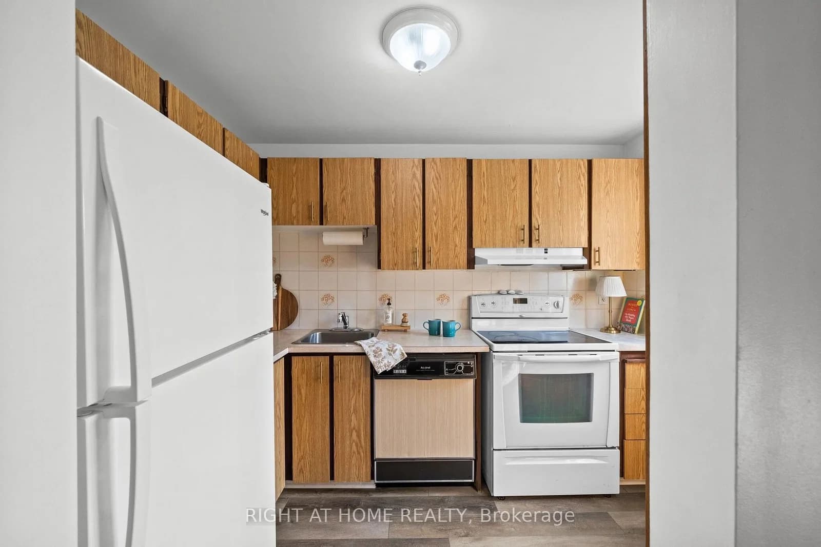 158F VALLEY STREAM Drive in Ottawa · Leslie Park — photo 3