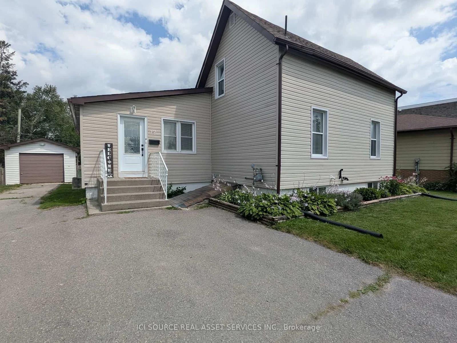 Singleton Drive in Belleville · Belleville Ward — photo 2
