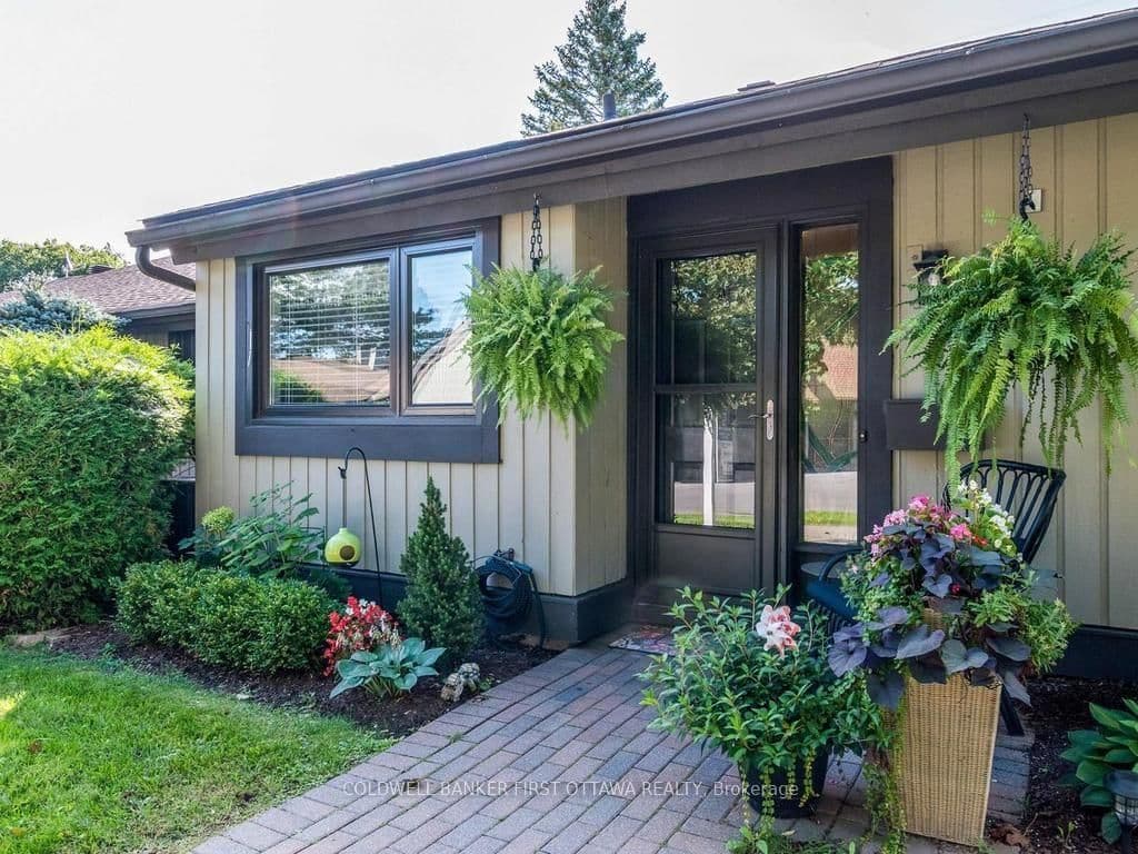 Kittansett Court in Ottawa · Stittsville (Central) — photo 2