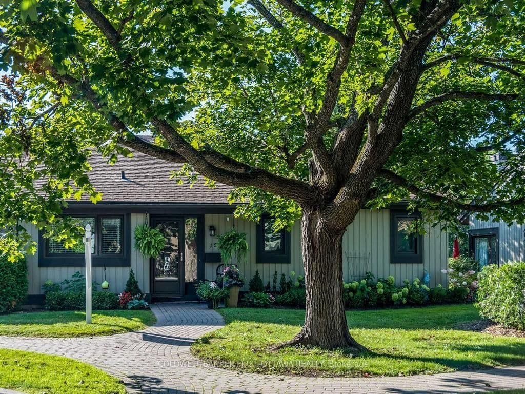 Kittansett Court in Ottawa · Stittsville (Central) — photo 3