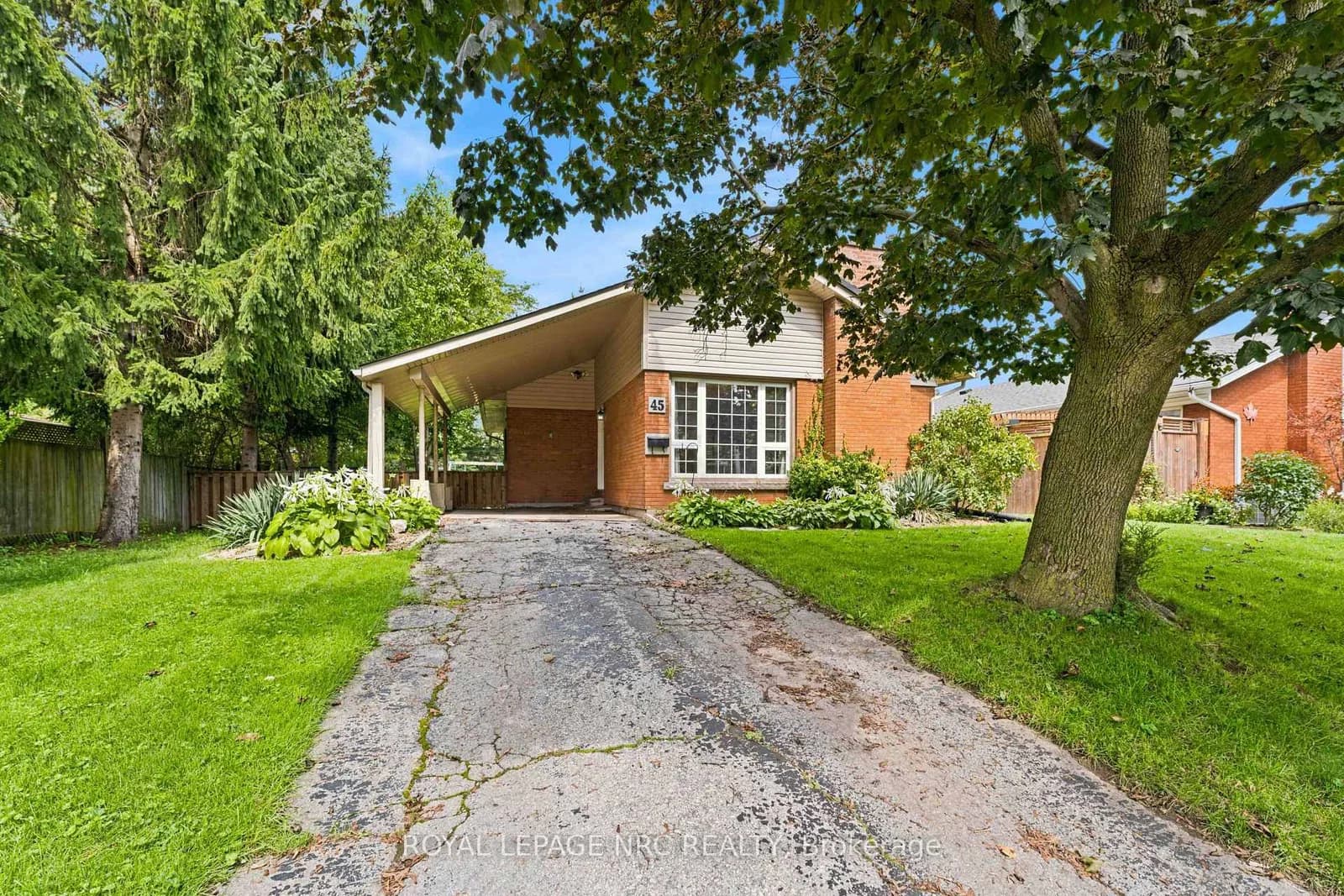 Woodcroft Crescent in Welland · Prince Charles — photo 3