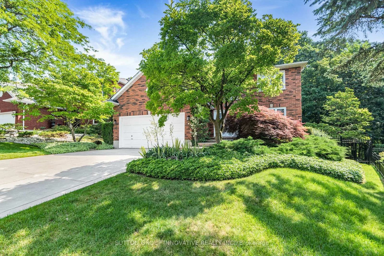 Renata Court in Hamilton · Dundas — photo 2