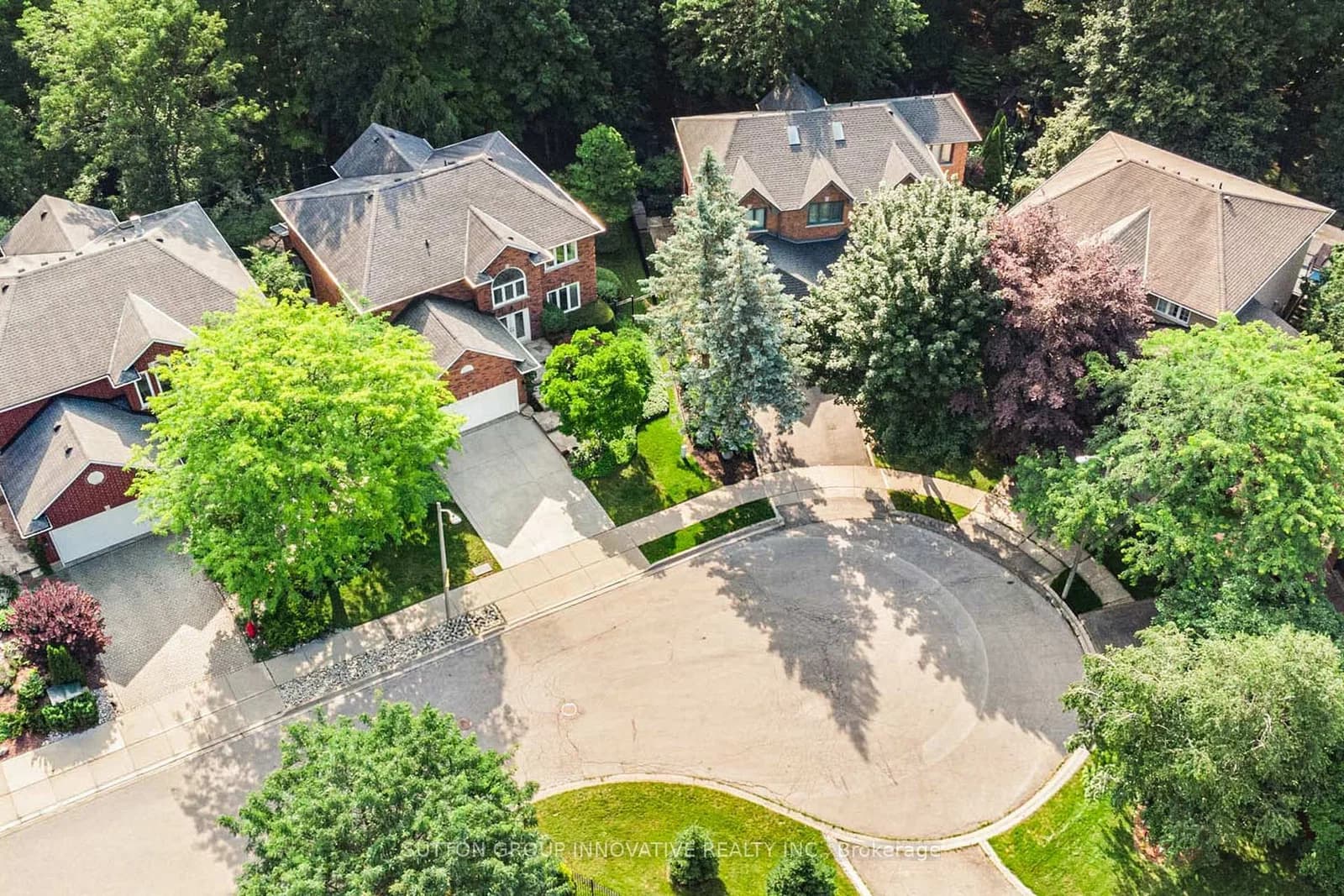 Renata Court in Hamilton · Dundas — photo 3