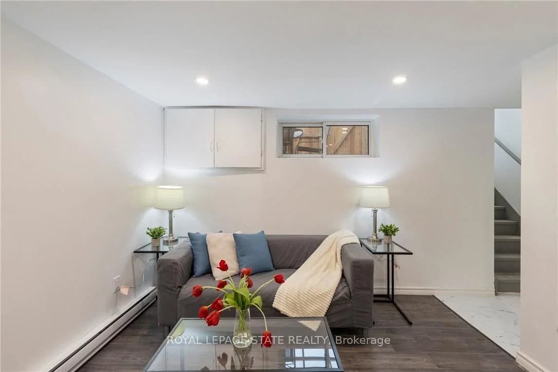 Purdy Crescent in Hamilton · Greeningdon — photo 3