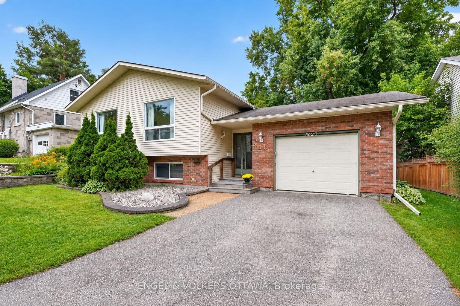 Albion Road in Ottawa · Emerald Woods/Sawmill Creek — photo 2