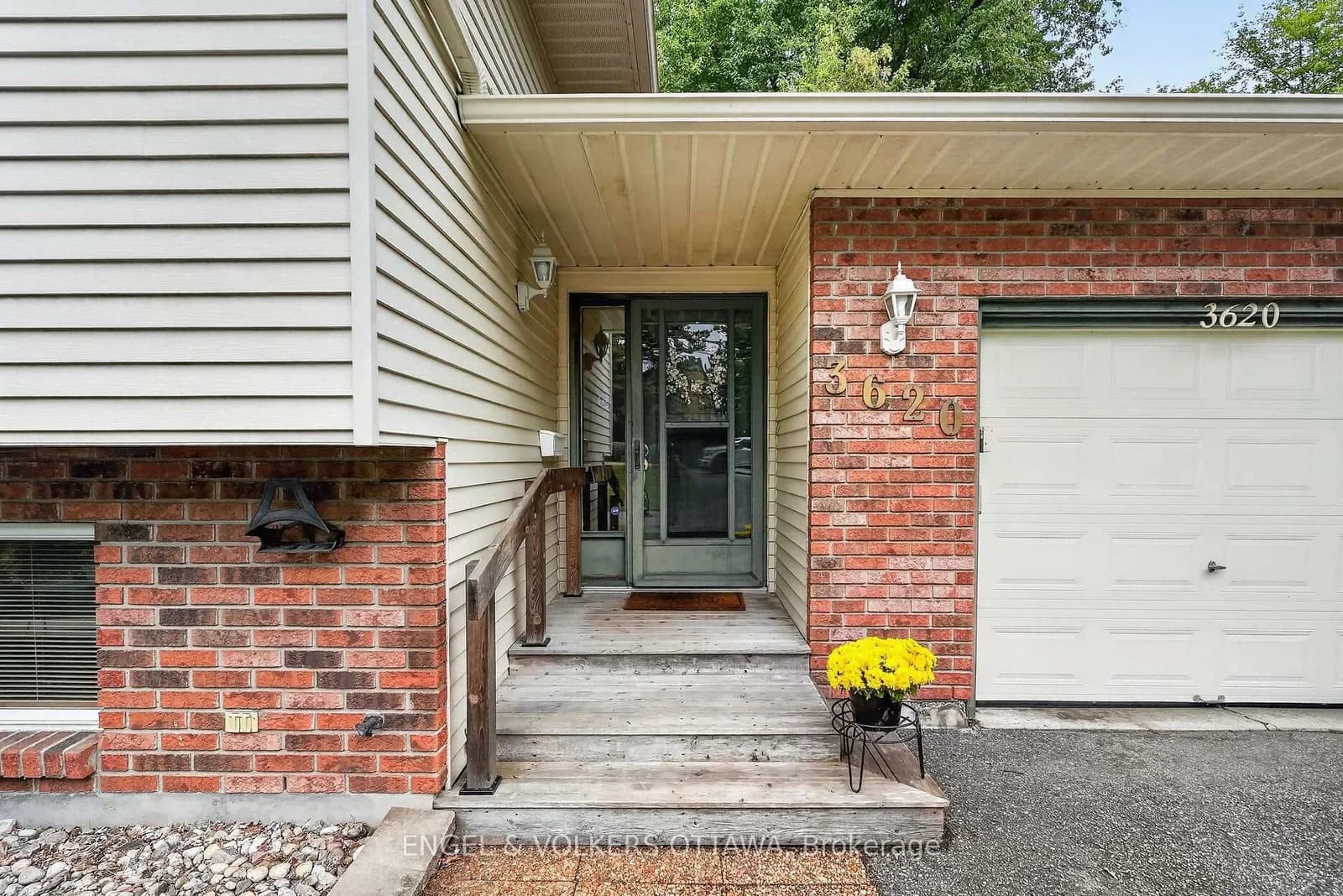Albion Road in Ottawa · Emerald Woods/Sawmill Creek — photo 3