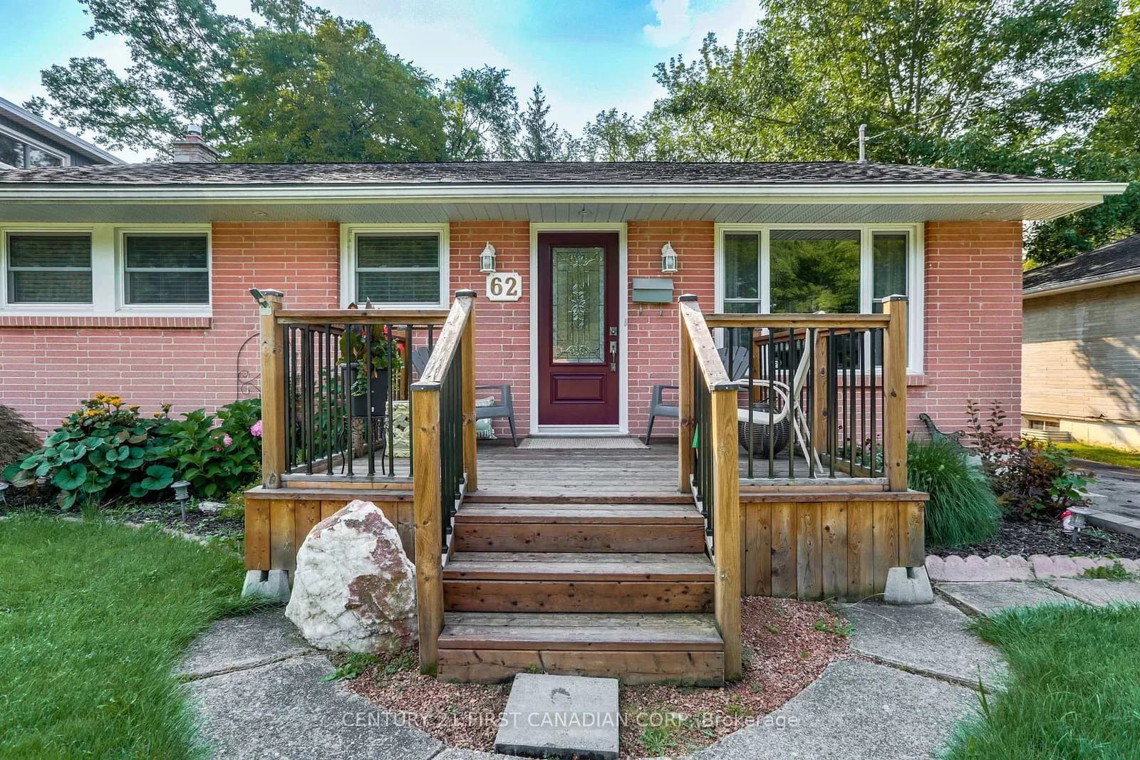 Thorncrest Crescent in London South · South D — photo 2