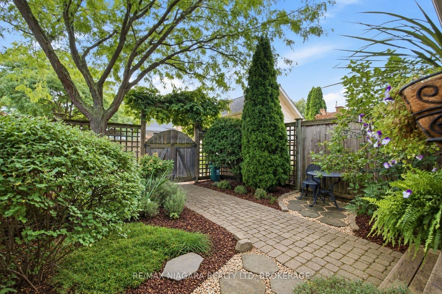 BALMORAL Drive in Niagara-on-the-Lake · Town — photo 3
