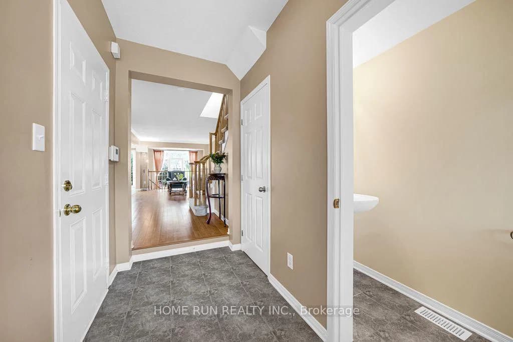 Wisteria Crescent in Ottawa · Hunt Club — photo 2