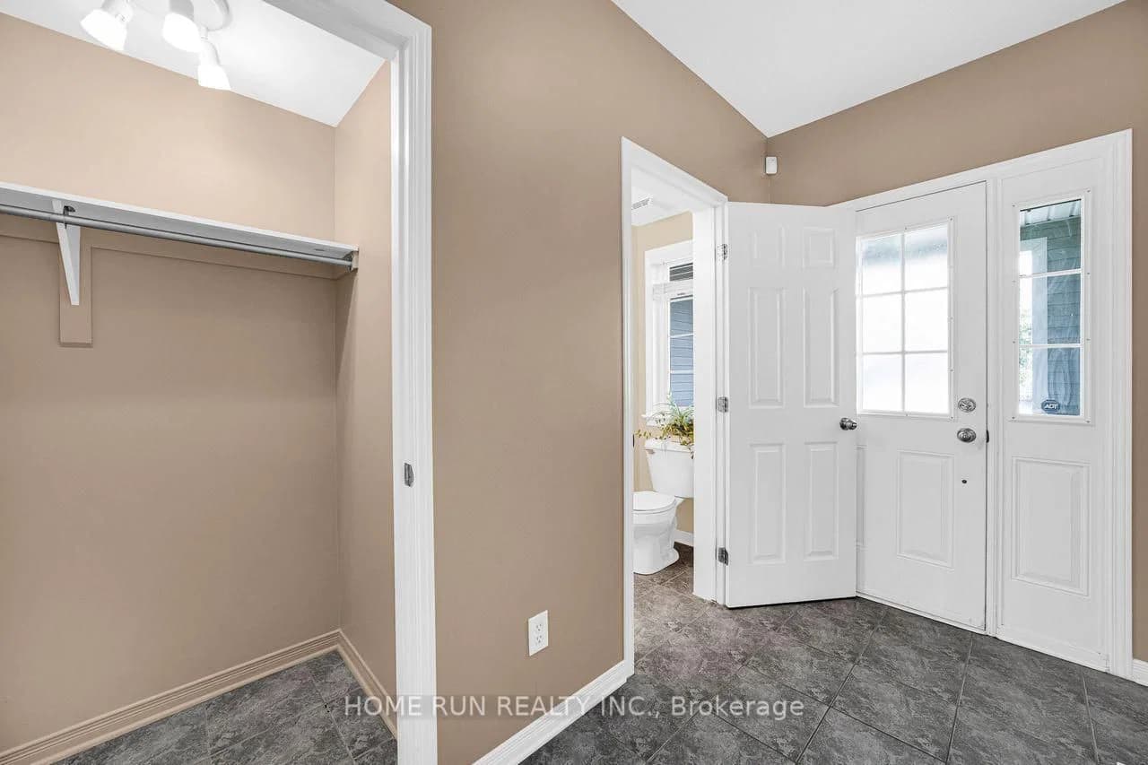 Wisteria Crescent in Ottawa · Hunt Club — photo 3