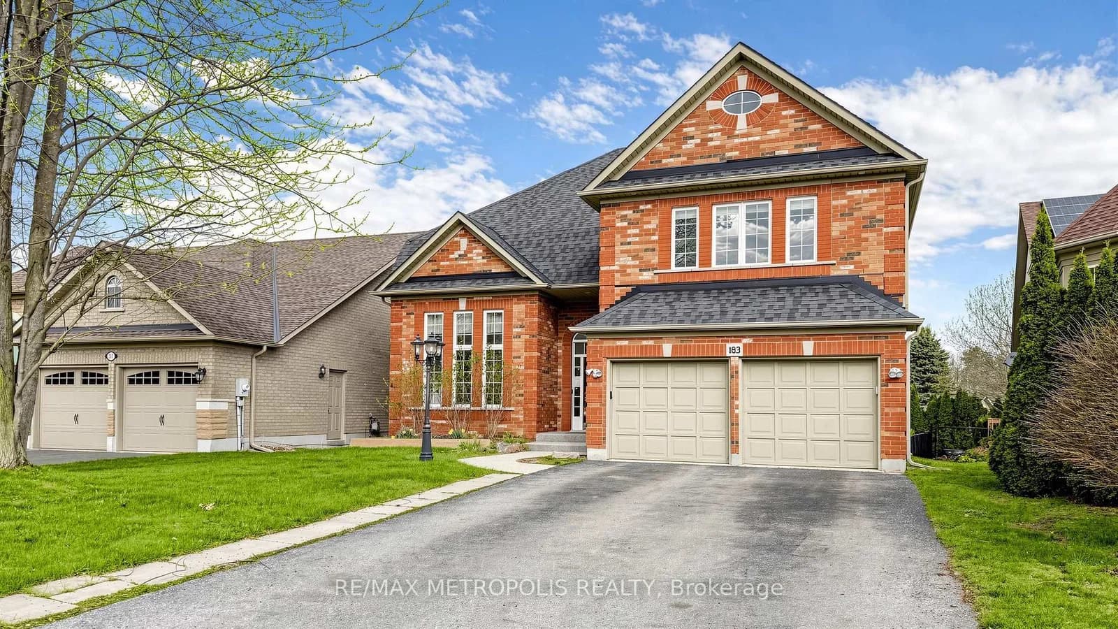 Valmont Court in Hamilton · Ancaster — photo 2