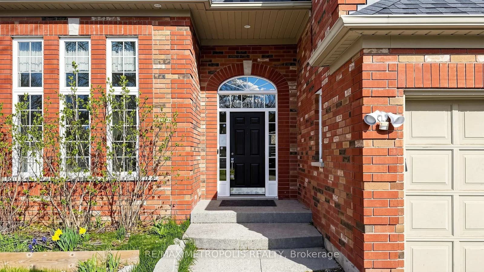 Valmont Court in Hamilton · Ancaster — photo 3