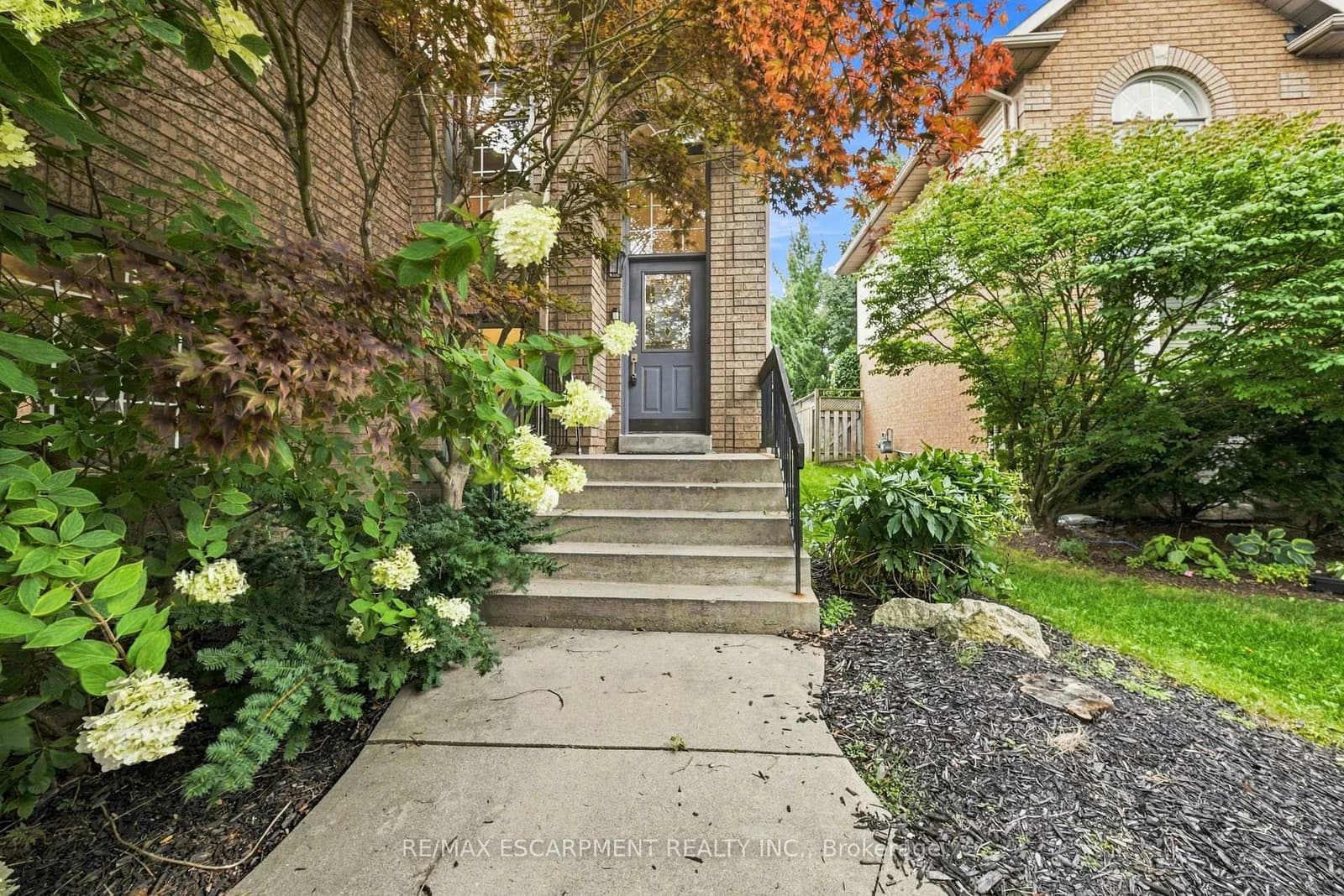 Laurendale Avenue in Hamilton · Waterdown — photo 3